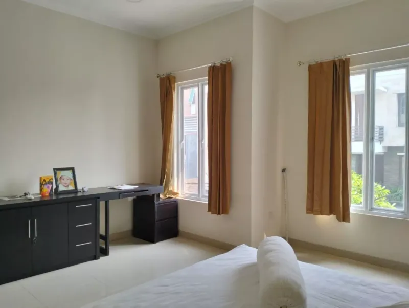 Rumah 3 lantai Kondisi Rapi dan Bagus - 5