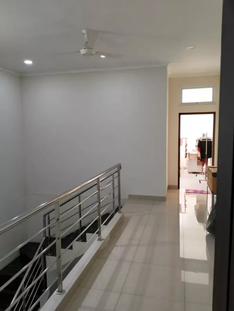 Rumah 3 lantai Kondisi Rapi dan Bagus - 3