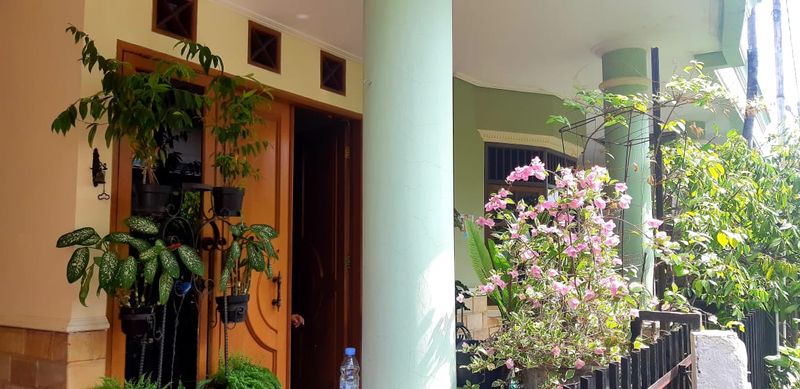 RUMAH TINGGAL ASRI, BERSIH, TERAWAT & NYAMAN dengan harga 982jt yang terdiri dari 2 kamar tidur dan 2 kamar mandi dengan luas tanah 150m2 dan luas bangunan 130m2 sertifikasi rumah adalah Sertifikat Hak Milik. - 2