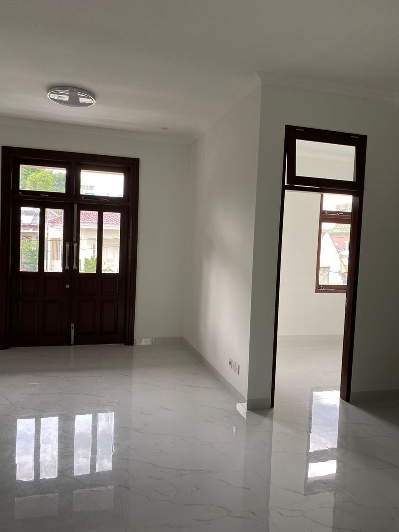 Rumah Dijual di Kebayoran Baru, Kota Jakarta Selatan — 4 KT, 3 KM